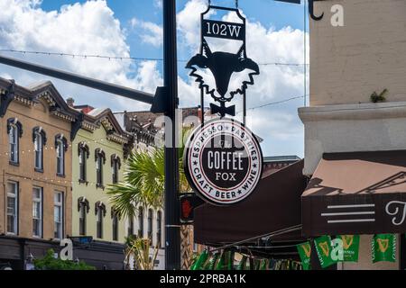 Il Coffee Fox su Broughton Street nella storica Savannah, Georgia, offre caffè, espresso, pasticcini, birra artigianale e vino. (USA) Foto Stock