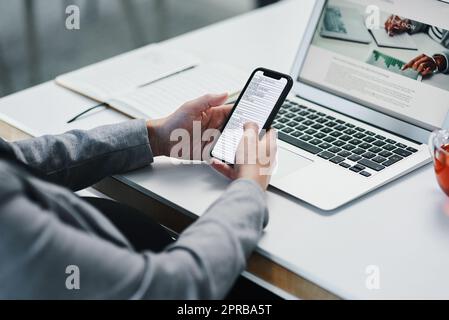 Prima di andare in viaggio, le anatre si trovano in fila. Una donna d'affari incinta irriconoscibile che utilizza uno smartphone e un computer portatile in un ufficio moderno. Foto Stock