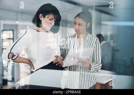 Ottenere una seconda opinione aiuta sempre. Giovani uomini d'affari che si levano in piedi insieme e che hanno una discussione in ufficio. Foto Stock