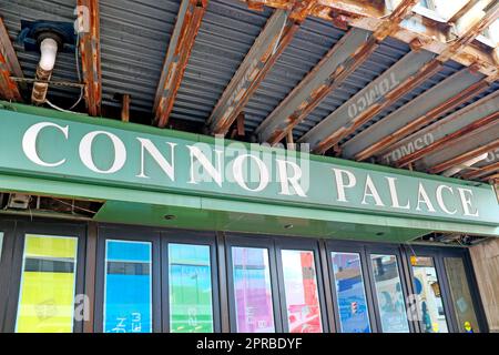 Il Connor Palace Theater nel quartiere dei teatri di Cleveland Playhouse Square è uno dei teatri che riceve un aggiornamento del suo padiglione. La foto, scattata il 14 marzo 2023, mostra l'iconico tendone in costruzione. Più teatri del distretto ricevono miglioramenti del padiglione come parte di un piano generale di miglioramento del quartiere teatrale. Il Connor Palace Theater, noto anche come Palace Theatre o RKO Palace, è un teatro storico, aperto nel 1922, e fa parte del secondo più grande quartiere delle arti dello spettacolo degli Stati Uniti. Foto Stock