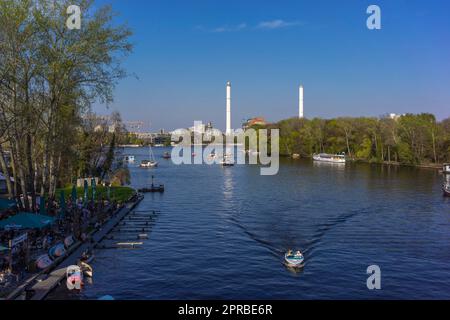 Vista da Insel der Jugend attraverso il fiume Sprea verso la centrale di Klingenberg a Rummelsburg, Treptow, Berlino, Germania, Europa Foto Stock