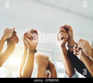 Persone che alzano le mani e si tengono per mano per protestare insieme gesto di squadra e di gruppo in unità. Uomini e donne che mostrano lavoro di squadra, supporto e primo piano della comunità con spazio di copia Foto Stock