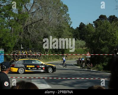 JESI, ITALIA - 17 MAGGIO 2022: Ciclisti e team car durante la fase 10 della gara ciclistica giro d`Italia 105 Foto Stock