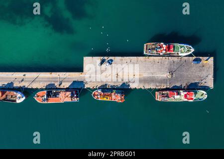 Theres sempre qualcosa che continua lungo la costa. Inquadratura ad alto angolo di barche ormeggiate lungo un molo. Foto Stock