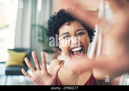 Se ti sei appena iscritto alla mia pagina, Ciao. una bella giovane donna che registra se stessa a casa. Foto Stock