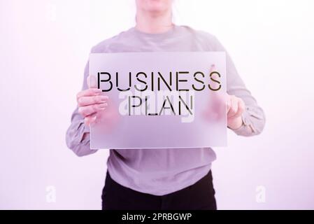 Cartello che mostra il piano aziendale. Word for Structural Strategy Goals and Objections Financial Projections BusinessWoman Holding Blank Placard and Advertising the Business. Foto Stock