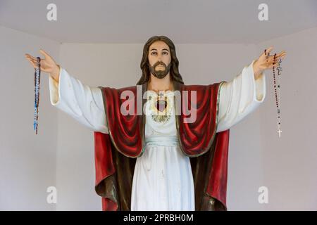 Statua di Gesù Cristo a braccia aperte; il Sacro cuore di Gesù. Chiesa e Santuario del Sacro cuore a Studenci, Bosnia ed Erzegovina. Foto Stock