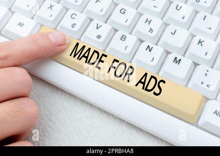 Scrittura del testo di visualizzazione fatto per gli annunci. Strategie di vendita di concetto di affari progetta per una campagna promozionale -48784 Foto Stock