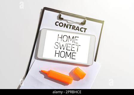 Cartello per scrivere a mano Home Sweet Home. Concetto che significa in casa finalmente confortevole sensazione rilassata tablet Family Time con messaggio importante su marcatore, Appunti e pezzo di carta. Foto Stock