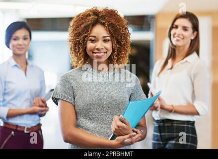 Sono pronti per qualsiasi cosa. Ritratto di un gruppo diversificato di giovane donna in un ufficio. Foto Stock