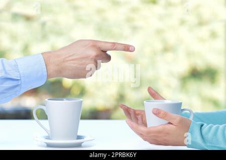 Primo piano di una mano di amici che discutono in un tavolo da ristorante Foto Stock