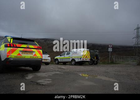 Auto di donne scomparse Ausra Plungiene tra auto di polizia e veicoli di soccorso. Il corpo di Plungienes è stato trovato tristemente 13th aprile nella Snowdonia di Carneddau Foto Stock