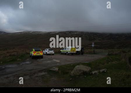 Auto di donne scomparse Ausra Plungiene tra auto di polizia e veicoli di soccorso. Il corpo di Plungienes è stato trovato tristemente 13th aprile nella Snowdonia di Carneddau Foto Stock