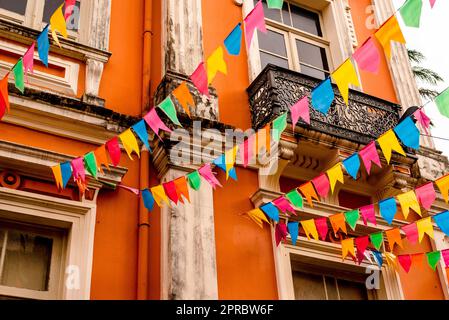 Salvador, Bahia, Brasile - 16 giugno 2022: Bandiere colorate decorative sono viste nell'ornamento dei festeggiamenti di Sao Joao, in Pelourinho, storico Foto Stock