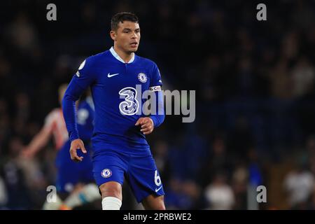 Londra, Regno Unito. 26th Apr, 2023. Thiago Silva di Chelsea in azione durante la partita della Premier League tra Chelsea e Brentford a Stamford Bridge, Londra, Inghilterra il 26 aprile 2023. Foto di Carlton Myrie. Solo per uso editoriale, licenza richiesta per uso commerciale. Non è utilizzabile nelle scommesse, nei giochi o nelle pubblicazioni di un singolo club/campionato/giocatore. Credit: UK Sports Pics Ltd/Alamy Live News Foto Stock