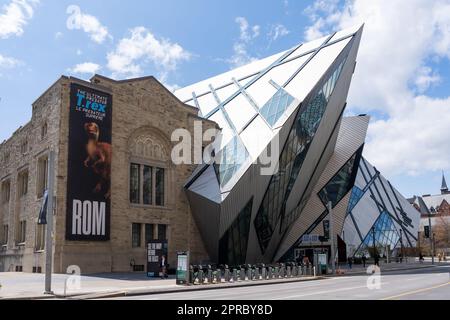 Toronto, Canada - 26 aprile 2023: Royal Ontario Museum su Bloor Street a Toronto, Canada. Foto Stock