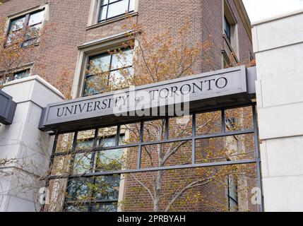 Toronto, Canada - 26 aprile 2023: Primo piano della University of Toronto segno in primavera nel centro di Toronto. Foto Stock