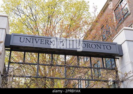 Toronto, Canada - 26 aprile 2023: Primo piano della University of Toronto segno in primavera nel centro di Toronto. Foto Stock