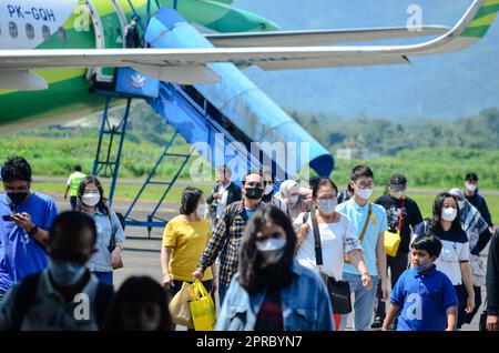 Surabaya, Giava Orientale, Indonesia. 26th Apr, 2023. Homecomers da Giacarta arrivando all'Aeroporto Internazionale di Juanda a Surabaya. L'aeroporto di Juanda ha servito 397.873 passeggeri durante il periodo del ritorno a casa. (Credit Image: © Moch Farabi Wardana/Pacific Press via ZUMA Press Wire) SOLO PER USO EDITORIALE! Non per USO commerciale! Foto Stock