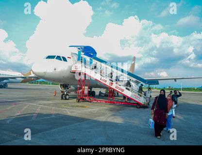 Surabaya, Giava Orientale, Indonesia. 26th Apr, 2023. Homecomers da Giacarta arrivando all'Aeroporto Internazionale di Juanda a Surabaya. L'aeroporto di Juanda ha servito 397.873 passeggeri durante il periodo del ritorno a casa. (Credit Image: © Moch Farabi Wardana/Pacific Press via ZUMA Press Wire) SOLO PER USO EDITORIALE! Non per USO commerciale! Foto Stock