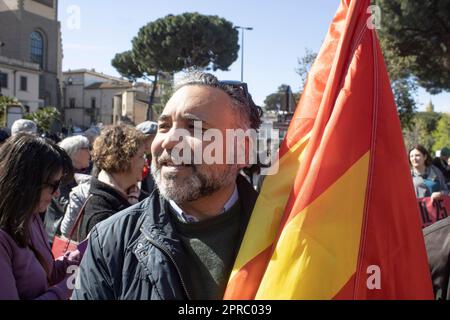 Viterbo, Italia. 25th Apr, 2023. Tutte le piazze italiane hanno organizzato manifestazioni e processioni per celebrare la fine del nazismo. Migliaia di persone hanno ricordato che l'Italia esiste grazie alla resistenza e ai partigiani nei valori dell'antifascismo. (Foto di Elisa Bianchini/Pacific Press) Credit: Pacific Press Media Production Corp./Alamy Live News Foto Stock