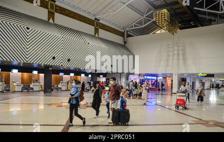 Surabaya, Indonesia. 26th Apr, 2023. Homecomers da Giacarta arrivando all'Aeroporto Internazionale di Juanda a Surabaya. L'aeroporto di Juanda ha servito 397.873 passeggeri durante il periodo del ritorno a casa. (Foto di Moch Farabi Wardana/Pacific Press) Credit: Pacific Press Media Production Corp./Alamy Live News Foto Stock