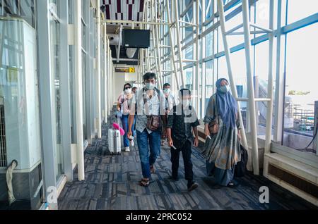 Surabaya, Indonesia. 26th Apr, 2023. Homecomers da Giacarta arrivando all'Aeroporto Internazionale di Juanda a Surabaya. L'aeroporto di Juanda ha servito 397.873 passeggeri durante il periodo del ritorno a casa. (Foto di Moch Farabi Wardana/Pacific Press) Credit: Pacific Press Media Production Corp./Alamy Live News Foto Stock