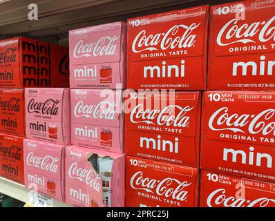 Esposizione di scatole di mini Coca Cola in un negozio di alimentari Foto Stock