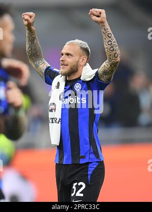 Milano, Italia. 26th Apr, 2023. Federico Dimarco di Inter Milan festeggia il 26 aprile 2023 alla fine della seconda tappa della Coppa d'Italia tra Inter Milan e FC Juventus a Milano. Credit: Fabrizio Conte/Alamy Live News Foto Stock