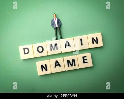 La gente in miniatura ed i giocattoli parola con il Domain NAME di parola Foto Stock