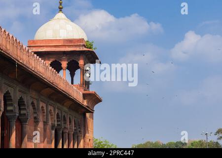 Torre di jama masjid, un'antica moschea di Delhi. Il monumento storico è fatto di arenaria rossa e marmo bianco con architettura indoislamica Foto Stock