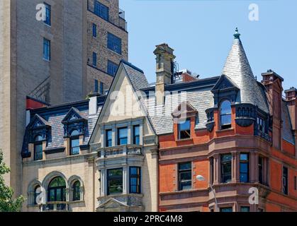 Central Park View: 247-249 Central Park West, le case a schiera progettate da Edward Angell nel 1888, sono tra gli ultimi edifici bassi di Central Park West. Foto Stock