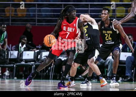 Cairo, Egitto. 26th Apr, 2023. Anunwa Omot (1st L) di al Ahly Sporting Club compete durante la partita tra al Ahly Sporting Club d'Egitto e Clube Ferroviario da Beira del Mozambico alla Basketball Africa League (BAL) del 2023 al Cairo, Egitto, il 26 aprile 2023. Credit: Ahmed Gomaa/Xinhua/Alamy Live News Foto Stock