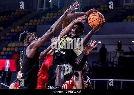 Cairo, Egitto. 26th Apr, 2023. Celio Chircombe (R) del Clube Ferroviario da Beira compete durante la partita tra al Ahly Sporting Club d'Egitto e Clube Ferroviario da Beira del Mozambico alla 2023 Basketball Africa League (BAL) al Cairo, Egitto, 26 aprile 2023. Credit: Ahmed Gomaa/Xinhua/Alamy Live News Foto Stock