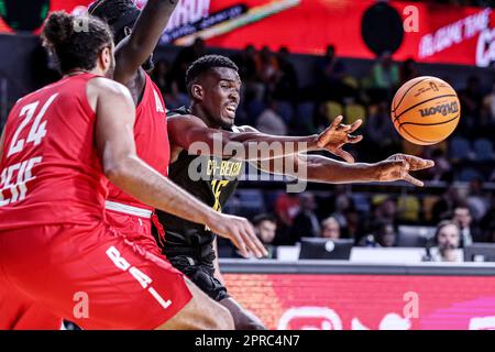 Cairo, Egitto. 26th Apr, 2023. Celio Chircombe (R) del Clube Ferroviario da Beira compete durante la partita tra al Ahly Sporting Club d'Egitto e Clube Ferroviario da Beira del Mozambico alla 2023 Basketball Africa League (BAL) al Cairo, Egitto, 26 aprile 2023. Credit: Ahmed Gomaa/Xinhua/Alamy Live News Foto Stock