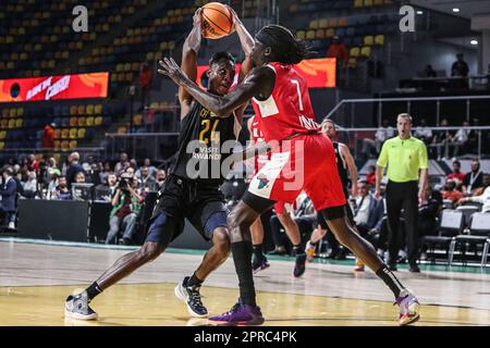 Cairo, Egitto. 26th Apr, 2023. Bourama Sidibe (L) del Clube Ferroviario da Beira compete durante la partita tra al Ahly Sporting Club d'Egitto e Clube Ferroviario da Beira del Mozambico alla 2023 Basketball Africa League (BAL) al Cairo, Egitto, 26 aprile 2023. Credit: Ahmed Gomaa/Xinhua/Alamy Live News Foto Stock