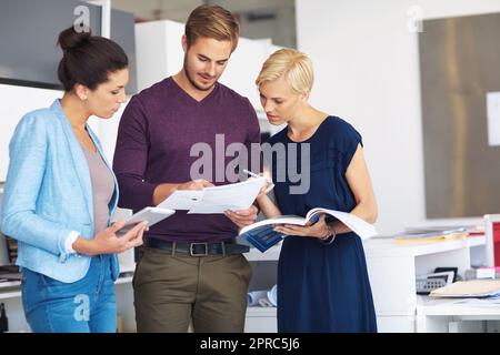 Il lavoro di squadra fa il lavoro di sogno. un gruppo di designer che lavorano nel loro ufficio. Foto Stock