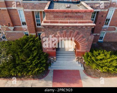 Vecchio principale. Fotografia aerea della Drake University in una bella serata primaverile. Des Moines, Iowa, Stati Uniti. Foto Stock