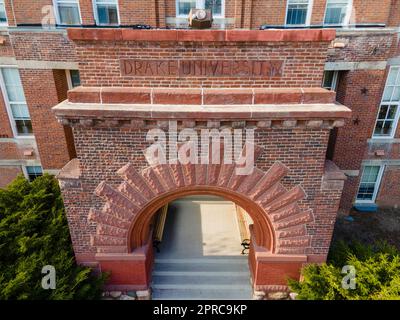Vecchio principale. Fotografia aerea della Drake University in una bella serata primaverile. Des Moines, Iowa, Stati Uniti. Foto Stock