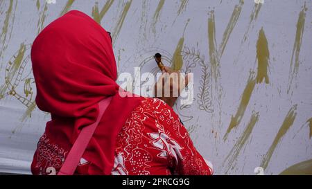 Il processo di fare batik sul Festival Batik Keren Blitar. Batik è un'arte antica fatta a mano dall'Indonesia. Prodotto mediante tecnica di tintura a cera resistente Foto Stock