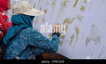 Il processo di fare batik sul Festival Batik Keren Blitar. Batik è un'arte antica fatta a mano dall'Indonesia. Prodotto mediante tecnica di tintura a cera resistente Foto Stock