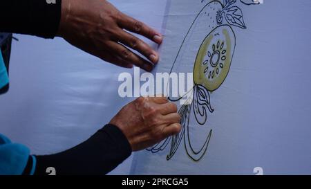 Il processo di fare batik sul Festival Batik Keren Blitar. Batik è un'arte antica fatta a mano dall'Indonesia. Prodotto mediante tecnica di tintura a cera resistente Foto Stock