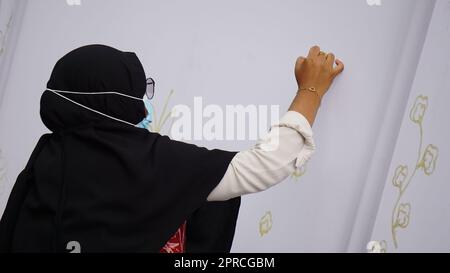 Il processo di fare batik sul Festival Batik Keren Blitar. Batik è un'arte antica fatta a mano dall'Indonesia. Prodotto mediante tecnica di tintura a cera resistente Foto Stock