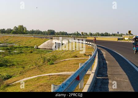 Curva lungo l'autostrada nazionale in India Foto Stock