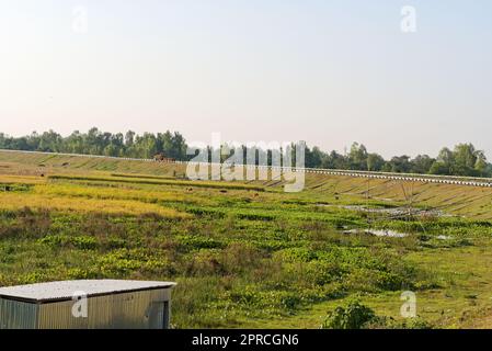 la terra palustre si è sparsa in gran parte accanto all'autostrada nazionale in india Foto Stock