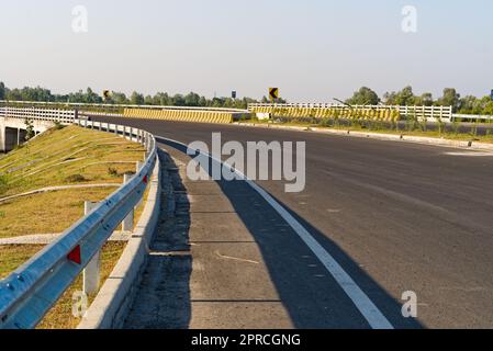 Curva lungo l'autostrada nazionale in India Foto Stock