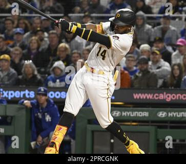 Pittsburgh, Stati Uniti. 26th Apr, 2023. Rodolfo Castro (14), shortstop dei Pirati di Pittsburgh, sceglie il campo a sinistra durante il settimo inning della vittoria 8-1 contro i Los Angeles Dodgers al PNC Park mercoledì 26 aprile 2023 a Pittsburgh. Foto di Archie Carpenter/UPI Credit: UPI/Alamy Live News Foto Stock