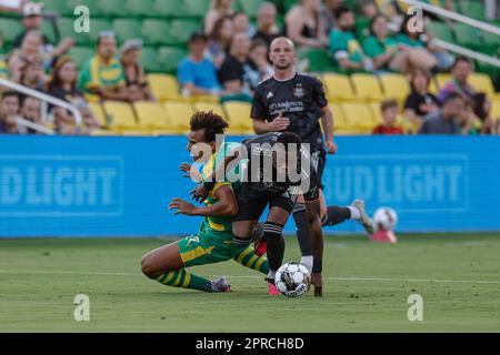 St Petersburg, FL: Tampa Bay Rowdies avanti JJ Williams (9) e Houston Dynamo difensore Teenage Hadebe (17) lotta per il possesso della palla durante Foto Stock