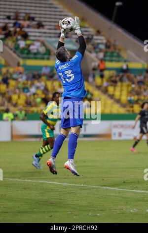 St Petersburg, FL: Il portiere di Houston Dynamo Andrew Tarbell (13) fa un salvataggio durante il terzo round di gioco degli Stati Uniti Open Cup contro la baia di Tampa Foto Stock