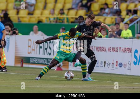 St Petersburg, FL: Yann Ekra (7), centrocampista di Tampa Bay Rowdies, e Corey Baird (11) di Houston Dynamo, combattono per il possesso di palla durante il terzo Foto Stock